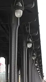 À gauche, vue générale en direction du 16e arrondissement ; au centre, sous le viaduc ; à droite, rangée de luminaires Art déco.