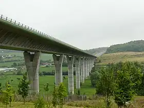 Le viaduc de la Bresle à Aumale, long de 755 m et haut de 40 m, construit en 2002-2004 en béton précontraint et conçu par Michel Placidi et Charles Lavigne.