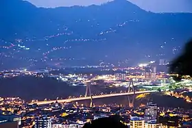 Vue nocturne du viaduc César Gaviria Trujillo