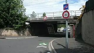 Exemple d'utilisation des panneaux B12 au franchissement d'un pont