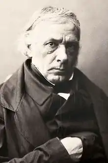 Portrait photographique de Victor Cousin par Gustave Le Gray, produit entre 1855 et 1860. On y voit Victor Cousin âge de 63 à 68 ans de trois-quarts face, la main dans une poche de son gilet, regardant l'objectif.