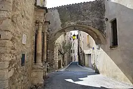 Porte du village. Portail Renaissance (à gauche), rue des Quiastres.