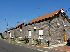 Un alignement d'habitations.