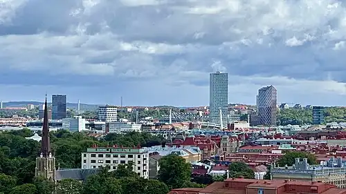 Autres gratte-ciels aux portes de la ville.