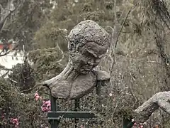 Sculpture Bann marronér, réalisée en bronze par Nathalie Maillot et Nelson Boyer. Elle rend hommage au marronnage. Musée de Villèle.
