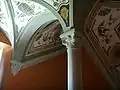 Escalier et colonnes au plafond peint de grotesques
