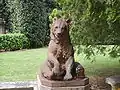 Statue de grès orse devant l'entrée