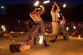 Jongleurs faisant tourner des torches de feu.