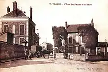 Vue de deux bâtiments communaux, mairie et école, sur une carte postale ancienne sépia.