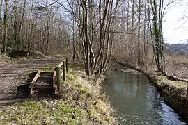 vue d'un chemin longeant un cours d'eau.