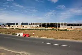 Vue d'une zone commerciale en cours de construction.