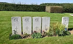 Tombes de quatre soldats de la Seconde guerre mondiale.