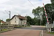 Passage à niveau de la Ligne d'Is-sur-Tille à Culmont - Chalindrey et l'ancienne maison du garde-barrière.