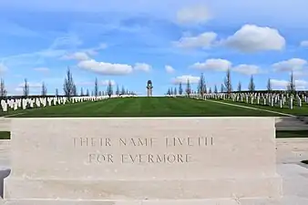 L'entrée du cimetière avec ,en arrière plan, la tour du mémorial australien.