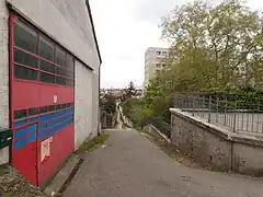 Déclivité marquée du terrain, rappelant le vallon de la Rize, près de la rue Pierre-Baratin (Villeurbanne).