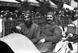 Photo de deux hommes assis dans une BNC et prenant la pose.