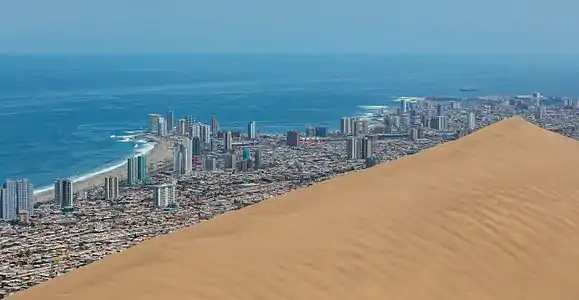 Iquique vu depuis la dune du Dragon.