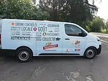 face latérale droite d’un petit croûton automobile de couleur bleu ciel reprenant en sérigraphie toutes les caractéristiques de qualité mises en avant par les producteurs de rocamadour