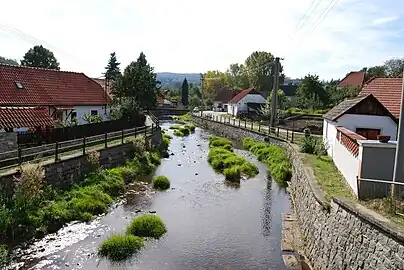 Rivière Zlatý arrosant Vitějovice.