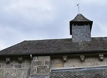 Le clocheton et les modillons.