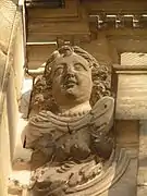 Détail au-dessus d'une des portes.