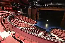 Photographie d'une salle de spectacle prise depuis le premier balcon.