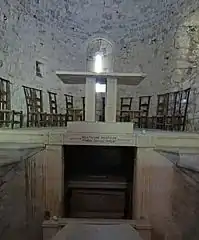 Crypte avec le sarcophage de saint Ostian et chœur.