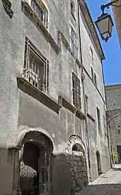 Façade sur la rue du château.