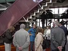 Un groupe de personnes au Parlement Flamand, dont Joke Schauvliege