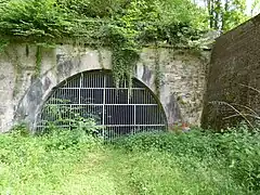 Entrée ouest du tunnel, de plus près.