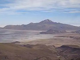 Vue du volcan Tunupa, au bord du Salar d'Uyuni.