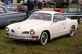 Une VW Karmann Ghia type 14.