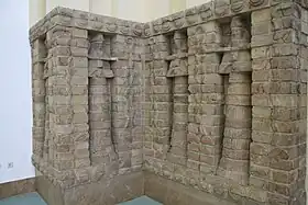 Façade du temple de Kara-indash à Uruk. (fin du XVe siècle av. J.-C.), Musée de Pergame.