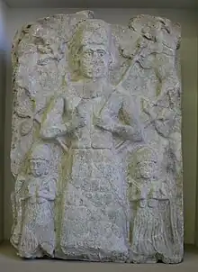 Bas-relief représentant un dieu, souvent identifié comme Assur, nourrissant deux caprins, avec deux déesses aux vases jaillissant à ses pieds. Assur, début du IIe millénaire av. J.-C.