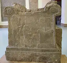 Autel en albâtre portant un bas-relief montrant Tukulti-Ninurta Ier en deux postures d'adoration (debout et à genou), trouvé  à Assur et conservé au Vorderasiatisches Museum (Musée de Pergame) de Berlin.