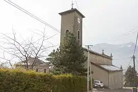 Le clocher et le bas-côté Nord de l'église.