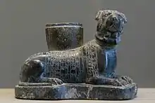 Statuette votive d'un chien vouée par un médecin de Lagash à la déesse Ninisina en faveur de Sûmû-El, roi de Larsa (1894-1866 av. J.-C.). Musée du Louvre.