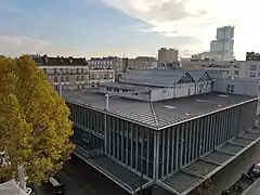 Photographie en couleurs avec vue sur le toit d’un édifice public.