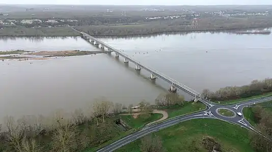 Vue aérienne depuis la rive droite.