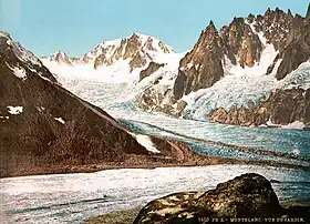 Vue colorisée des années 1890 du massif du Mont-Blanc depuis le glacier de Talèfre avec le glacier d'Envers de Blaitière sur la droite sous les aiguilles de Chamonix ; au fond le mont Blanc du Tacul dominant le glacier du Géant.