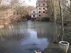 Le moulin d'Heutrégiville, depuis le pont surplombant la Suippe
