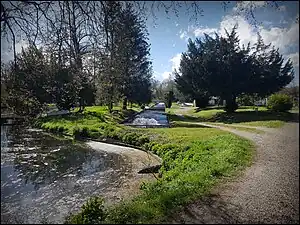 Vue partielle sur les bassins de pisciculture.