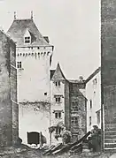 Dessin en noir et blanc d'une cour d'un château.