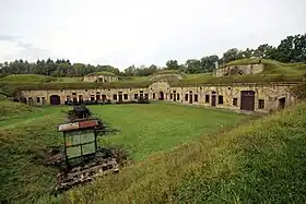 Vue sur la totalité des casernements depuis la rampe d'accès aux pièces d'artillerie du fort de Bois-l'Abbé.