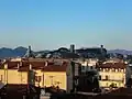 Vue sur le Suquet depuis le centre-ville : sur la gauche, la coupole de l'immeuble situé à l'angle de la rue d'Antibes et de la rue Jean-de-Riouffe