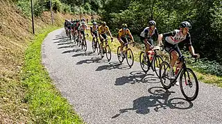 De droite à gauche : Fisher-Black, Soler, et Roglič.