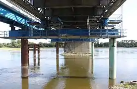 Piles et supports de la voie latérale.