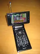 KDDI Sharp W61SH (Japon), mixte pivotant/basculant.