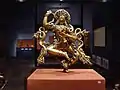 Vajrayogini dansant. Tibet chinois à l'est de Lhassa, XVe siècle. Cuivre doré, 28,58 × 24,77 × 7,62 cm. Musée d'art du comté de Los Angeles.