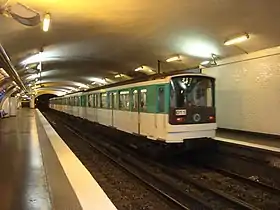 Une rame MF 67quitte la station.